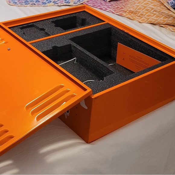 LEBRON XBOX SPACE JAM BASKETBALL LOCKER METAL CASE LIMITED EDITION. - Picture 3 of 10